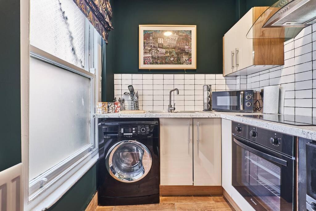 The Snug @ Clarence Apartment Лъндъндери Екстериор снимка