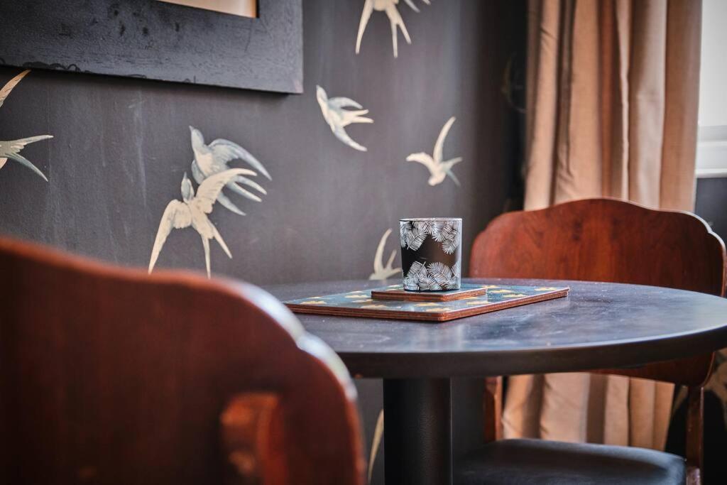 The Snug @ Clarence Apartment Лъндъндери Екстериор снимка