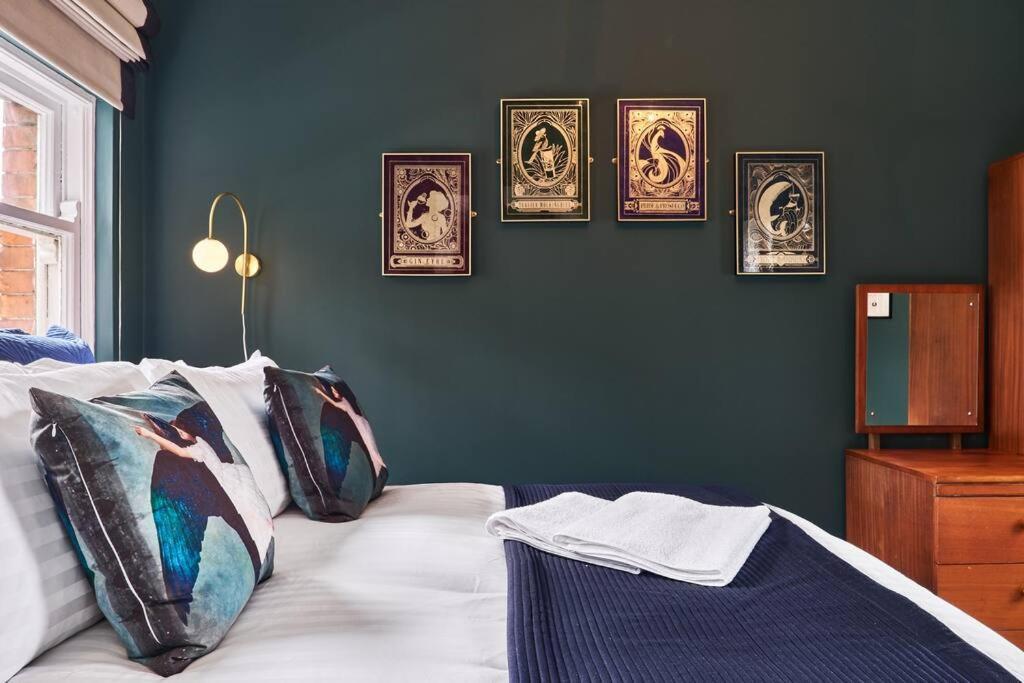 The Snug @ Clarence Apartment Лъндъндери Екстериор снимка