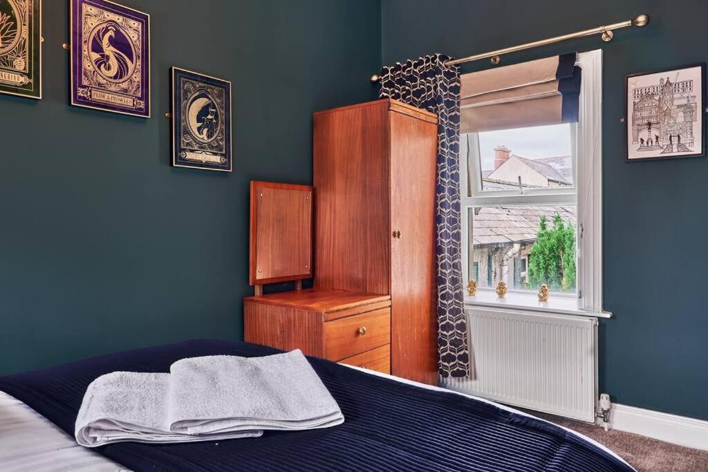 The Snug @ Clarence Apartment Лъндъндери Екстериор снимка