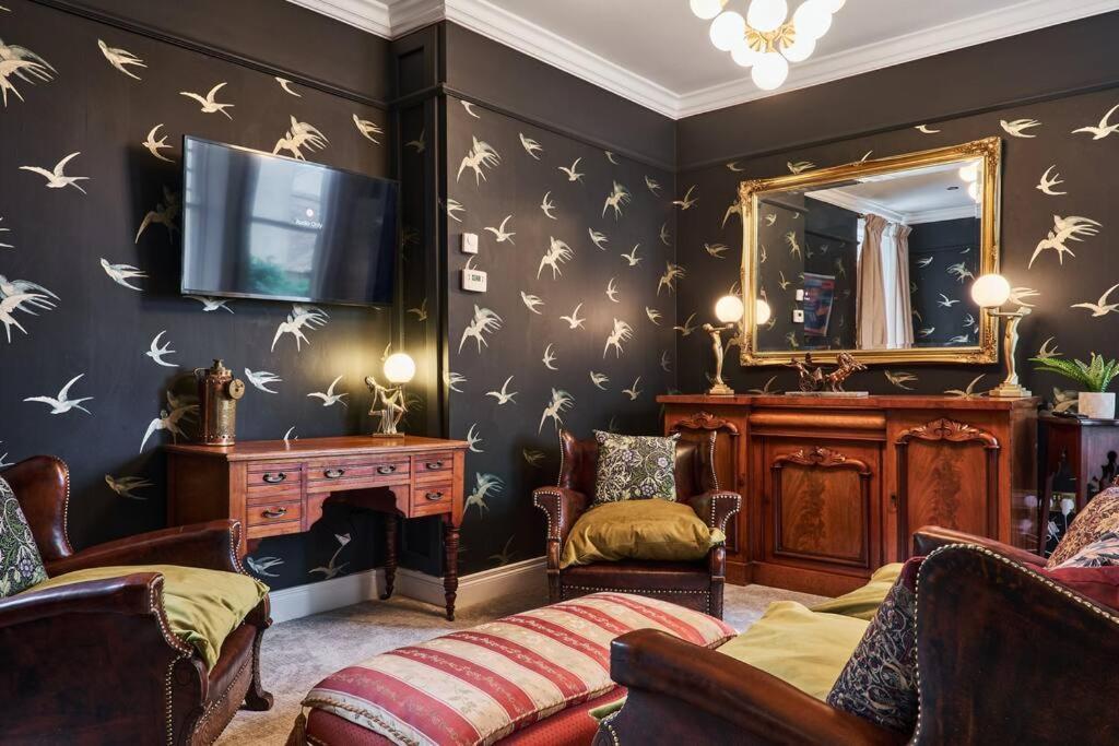 The Snug @ Clarence Apartment Лъндъндери Екстериор снимка