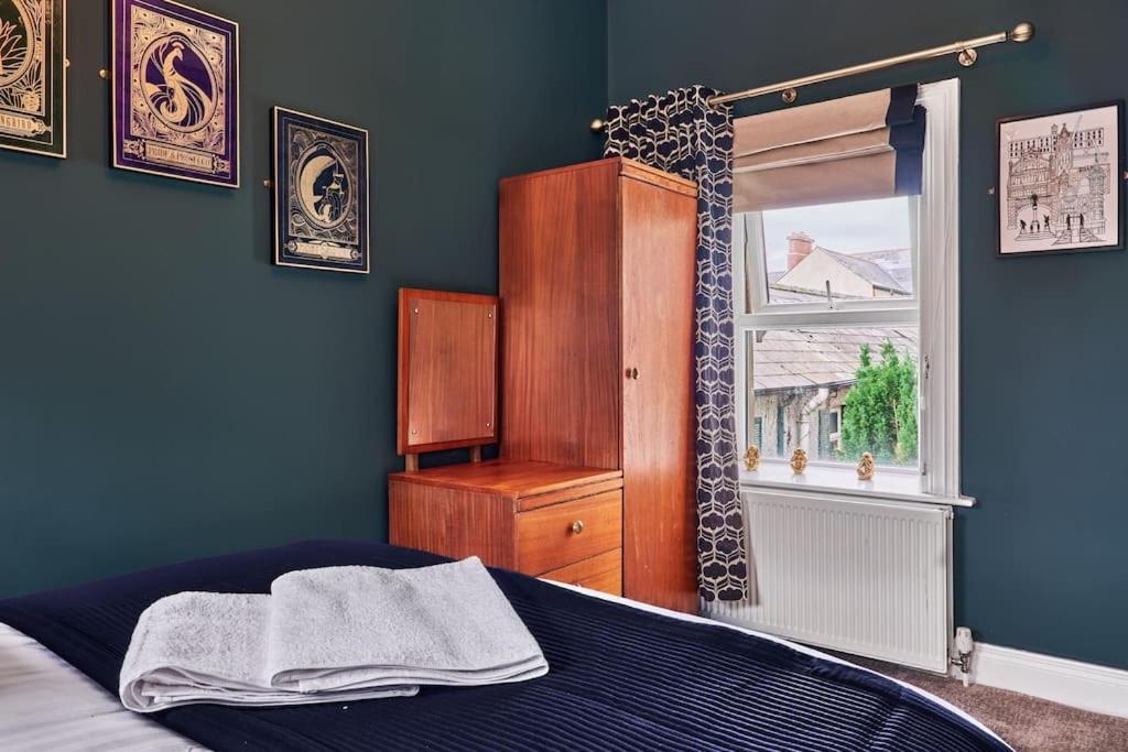 The Snug @ Clarence Apartment Лъндъндери Екстериор снимка